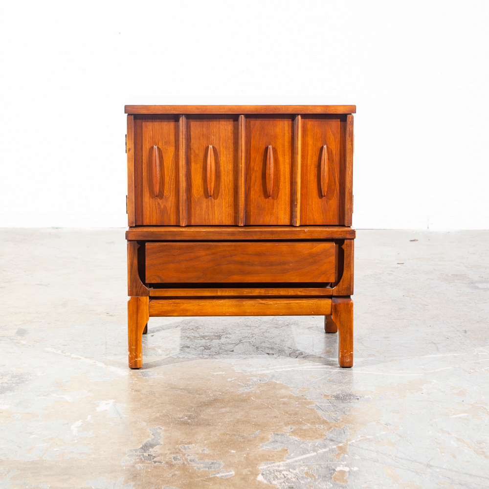 Mid Century Modern Nightstand End Side Table Walnut Broyhill Williams Vintage Bedside - Image 2