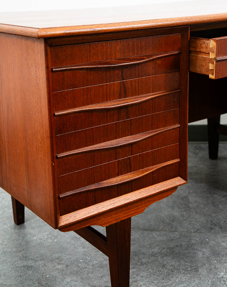 Mid Century Danish Modern Desk Executive Teak Floating 9 Drawer Bookshelf Office - Image 9