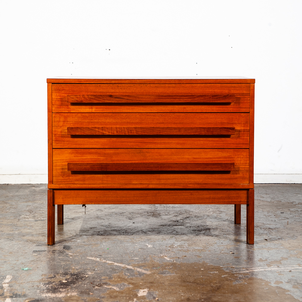 Mid Century Danish Modern Dresser Chest Drawers Solid Teak 3 Drawer Denmark Low Control Vintage - Image 4