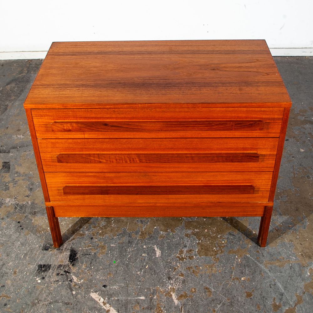 Mid Century Danish Modern Dresser Chest Drawers Solid Teak 3 Drawer Denmark Low Control Vintage - Image 5