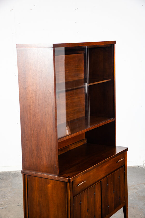 Mid Century Modern China Cabinet Broyhill Saga Emphasis Hitch Sliding Glass Vintage Danish Denmark Cabinet Display - Image 5