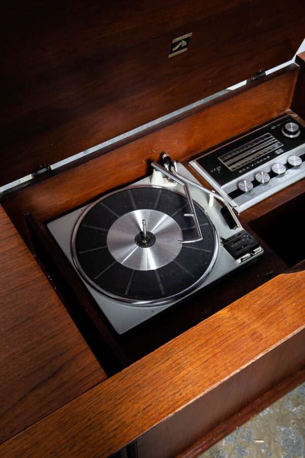 Mid Century Modern Stereo Console RCA Victor Record Player Radio Walnut Working - Image 7