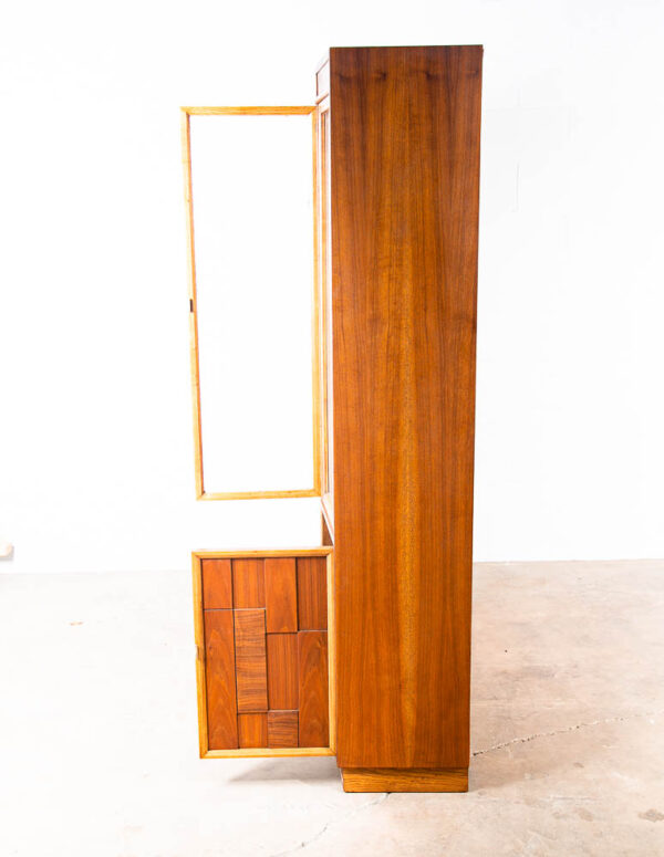 Mid Century Modern China Cabinet Credenza Glass Walnut Kroehler Drawers Hutch - Image 4