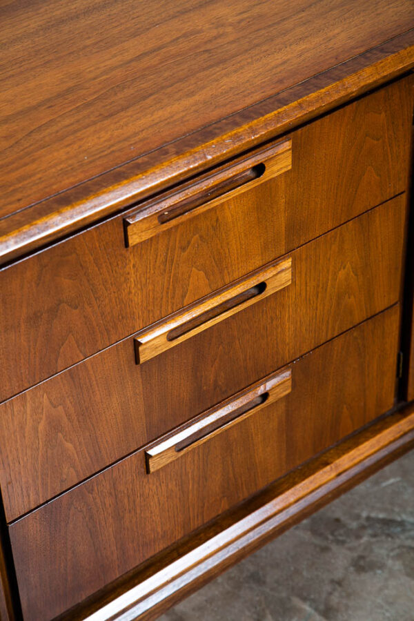 Mid Century Modern Dresser Credenza Walnut United Furniture 9 Drawer Vintage NM - Image 8