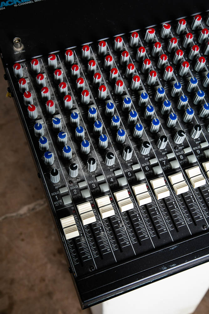 16 Channel Mic / Line Mixer Mackie Designs CR-1604 Black Vintage Audio Gear Asis - Image 3