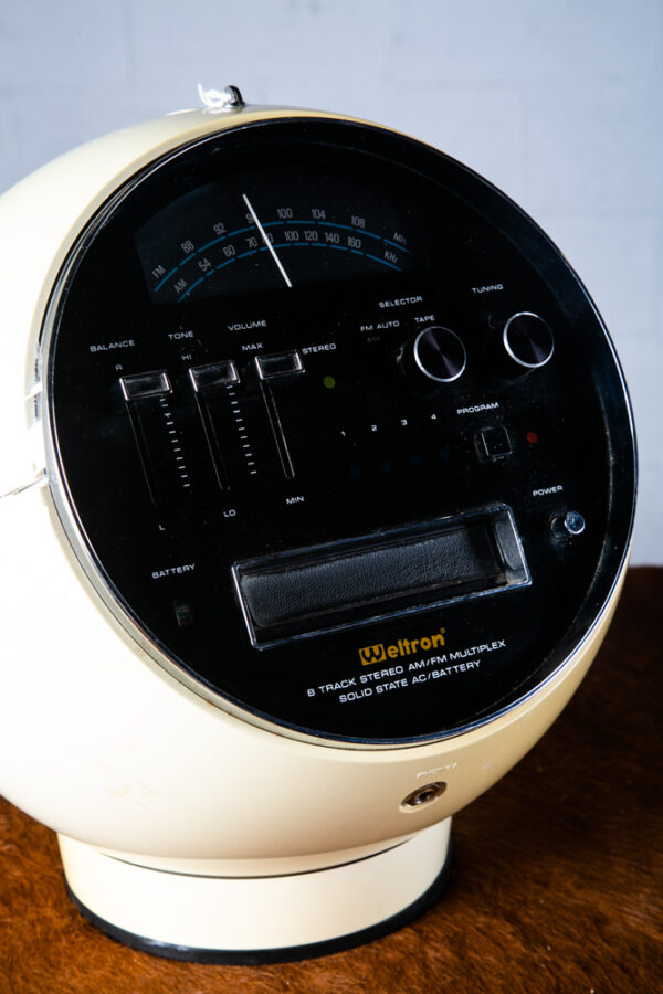 Mid Century Modern Weltron 2001 Space Ball Retro AM/FM Radio Stereo 8Track White - Image 4
