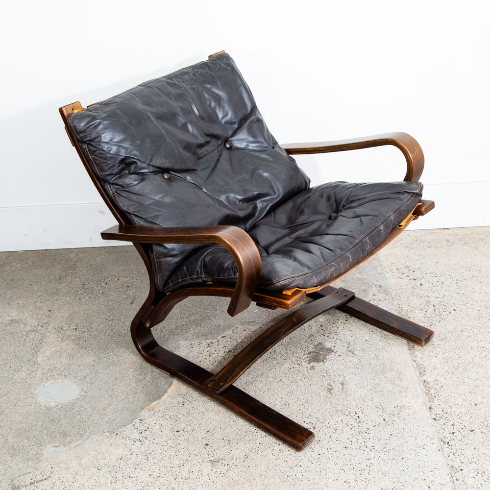 Mid Century Danish Modern Lounge Chairs Black Leather Bentwood Set Pair Komfort - Image 4