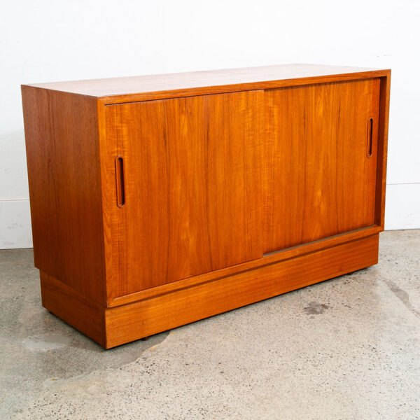 Mid Century Danish Modern Credenza Sideboard Cabinet Teak Poul Hundevad Media