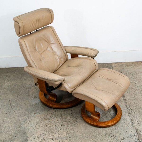 Mid Century Danish Modern Lounge Chair Ekornes Stressless Tan Ottoman Recliner - Image 2