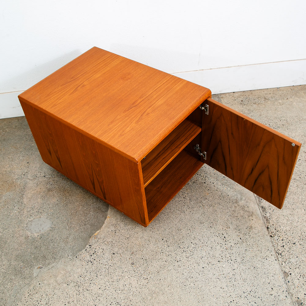 Mid Century Danish Modern Side Table Nightstand Teak Cabinet Shelving Vintage - Image 8