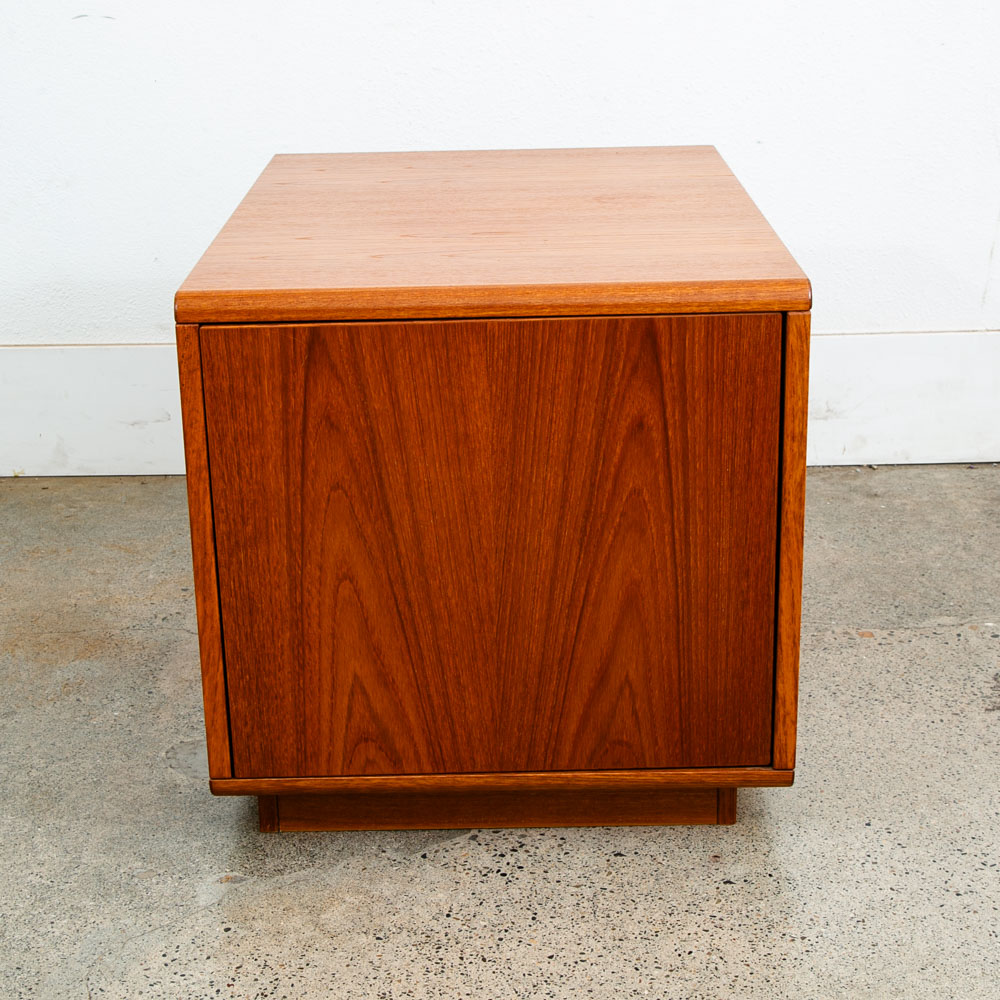Mid Century Danish Modern Side Table Nightstand Teak Cabinet Shelving Vintage - Image 11