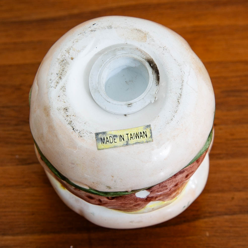 Mid Century Modern Souvenir pair of Burgers Ceramic Salt & Pepper Shaker Set of Two - Image 5