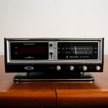 Mid Century Modern Radio Zenith Sleep and Snooze Vintage FM/AM Alarm Clock Radio